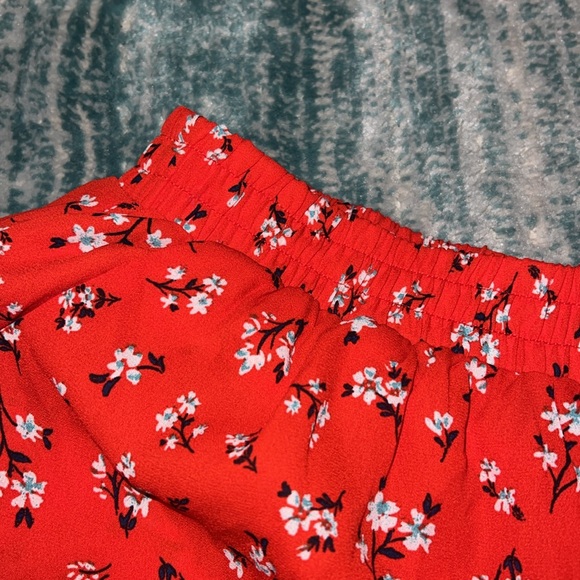 BRAND NEW NEVER WORN RED FLORAL SHORTS - Picture 2 of 5